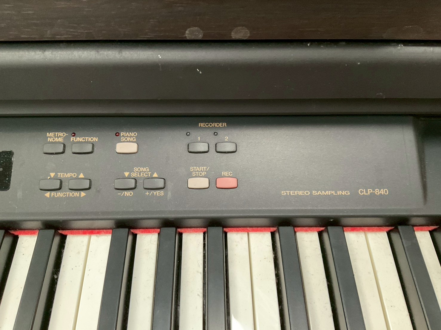 เปียโน YAMAHA : CLP-840 สินค้าไม่พร้อมใช้งาน (ต้องซ่อม)