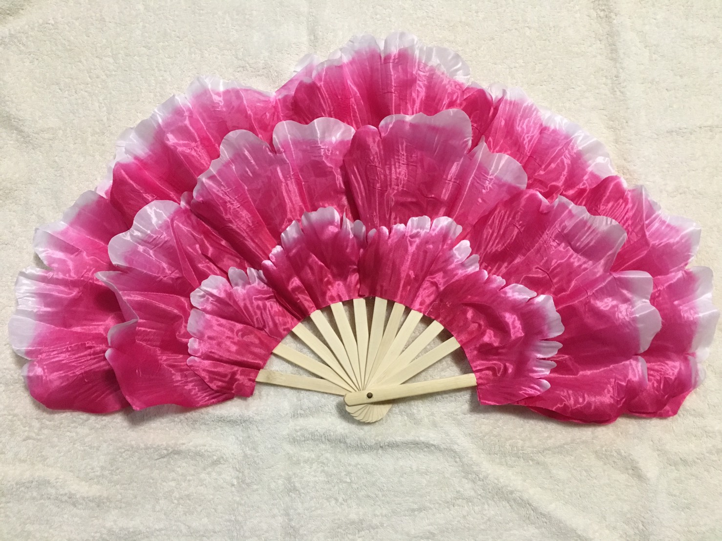 พัดฟ้อนรำจีนสองด้านสำหรับการแสดงฟ้อนรำดอกโบตั๋นจีน 双面跳舞扇牡丹扇幼舞蹈扇子 Double-sided Chinese Peony Dancing Fan พัดสำหรับการแสดงฟ้อนรำจีน การแสดงรำจีน การแสดงศิลปะจีน การแสดงวัฒนธรรมจีน