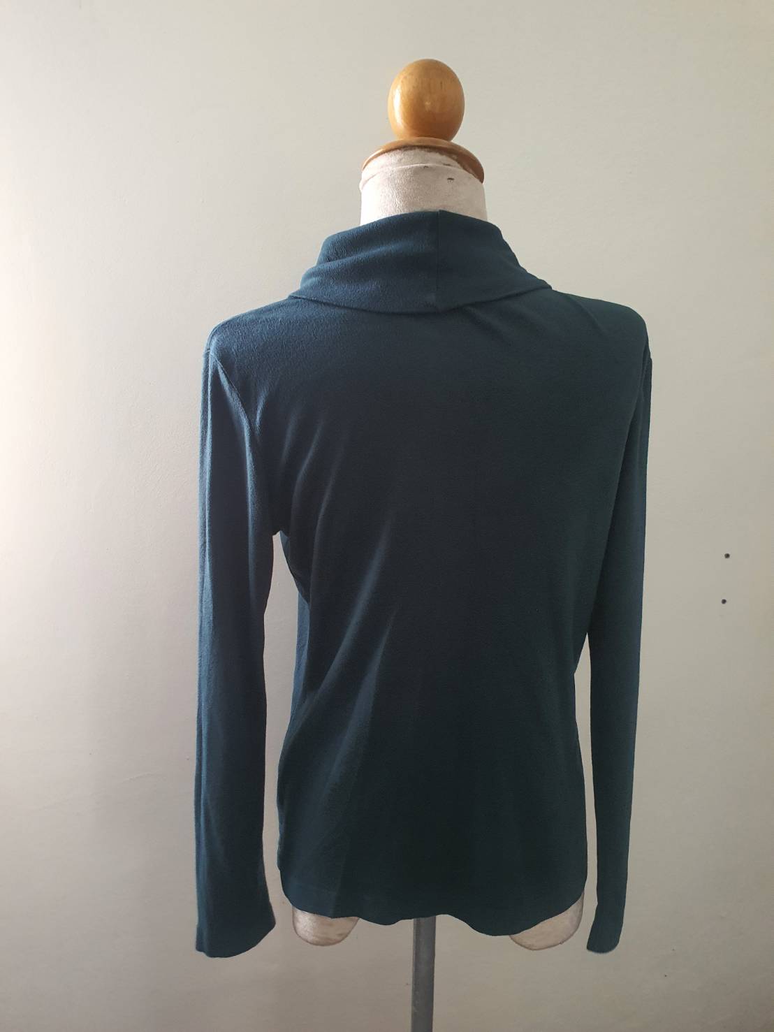 FF06209 เสื้อคอเต่า สีเขียวเข้ม มือสอง แบรนด์ UNIqLO อก 38-42 นิ้ว