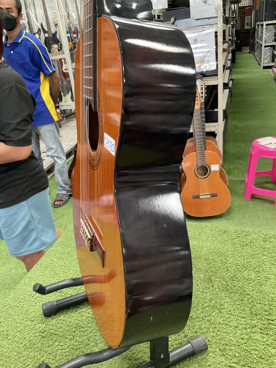 กีต้าร์คลาสสิค ยี่ห้อตามภาพ