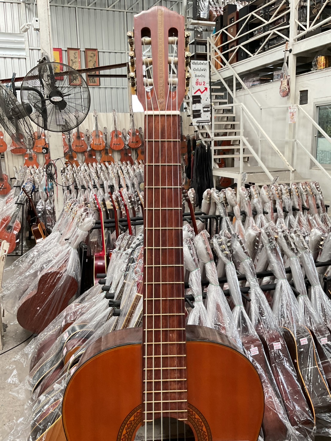 กีต้าร์คลาสสิค CLARK : No.109