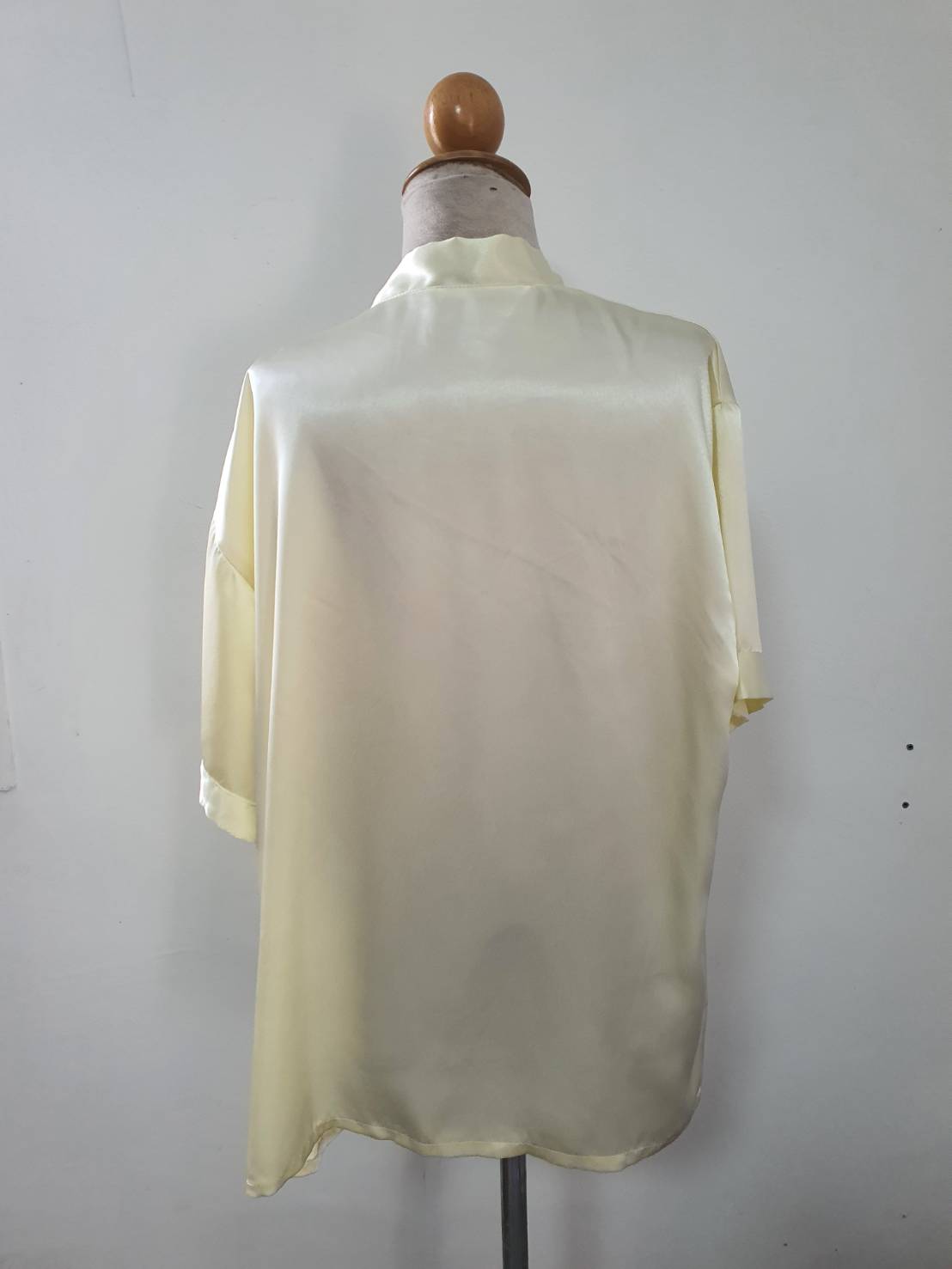 FF06663 เสื้อคลุมซาติน สีเหลืองอ่อน มือสอง อก free-50 นิ้ว