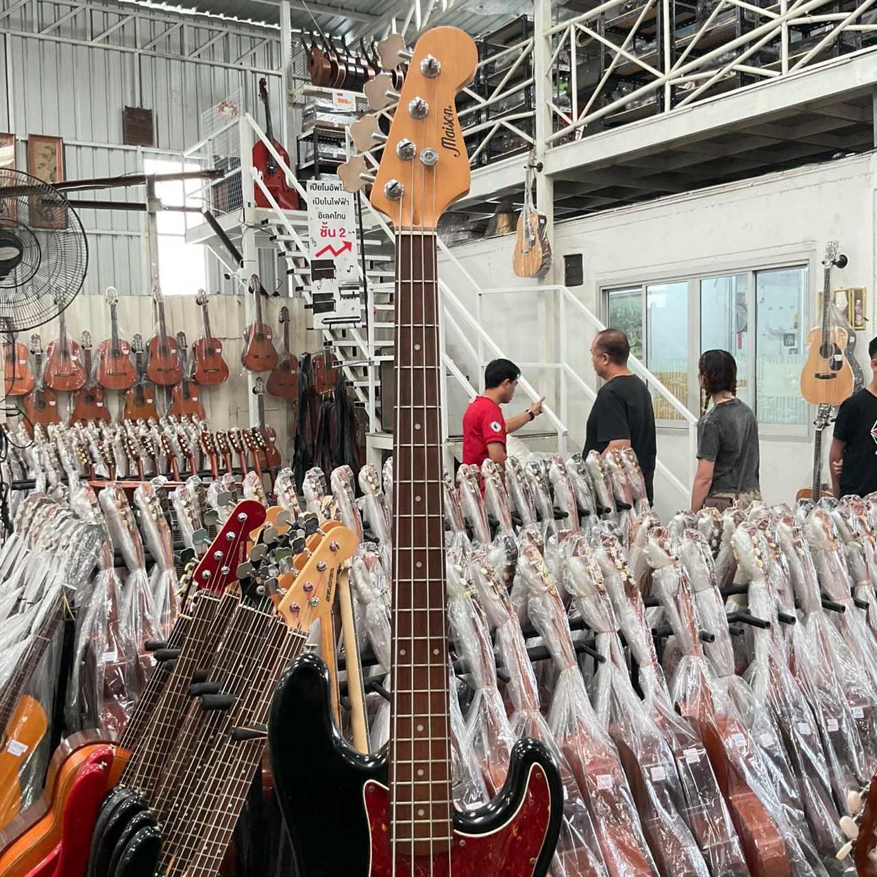 กีต้าร์เบส Maison