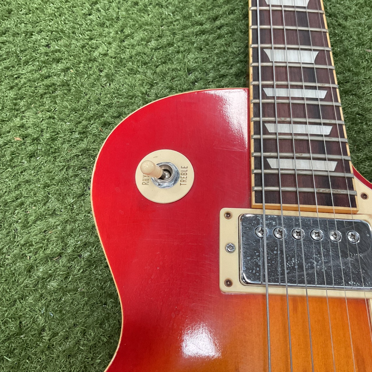 กีต้าร์ไฟฟ้า HOLLY