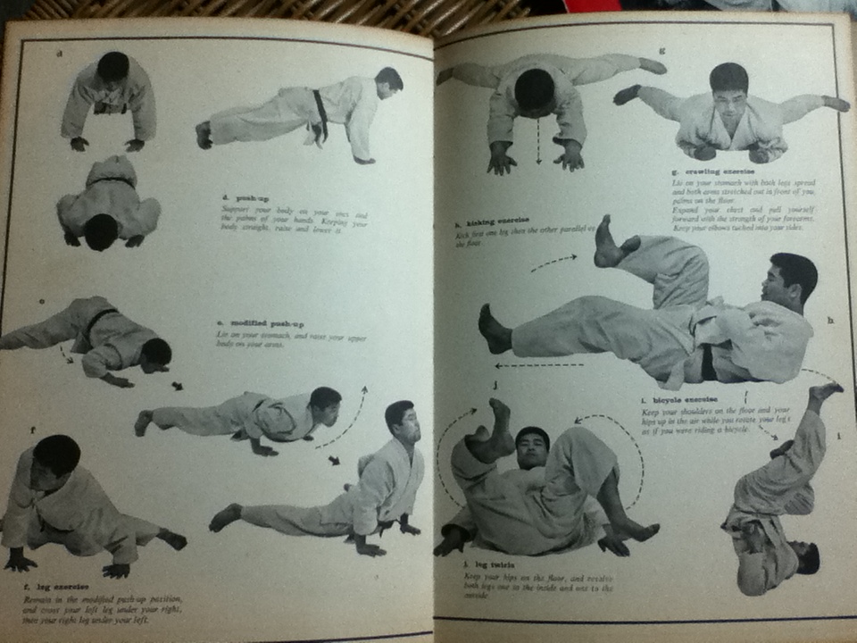 Judo in Action grappling techniques and throwing techniques รวม 2 เล่ม/ Kazuzo Kudo