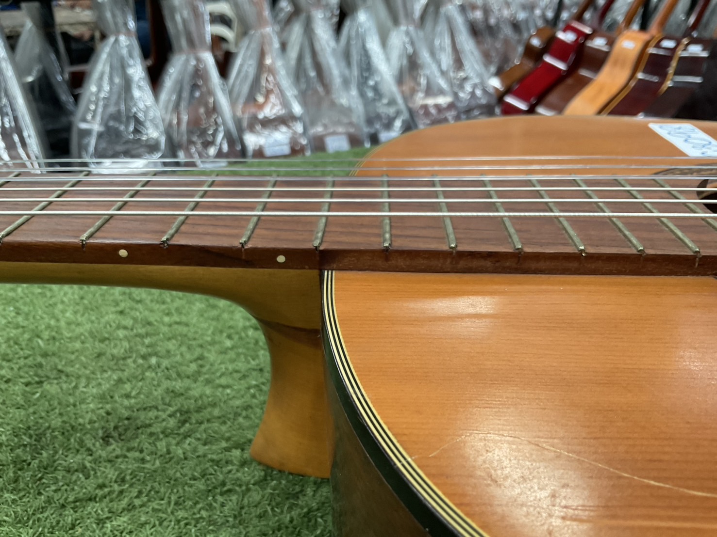 กีต้าร์คลาสสิค ยี่ห้อตามภาพ