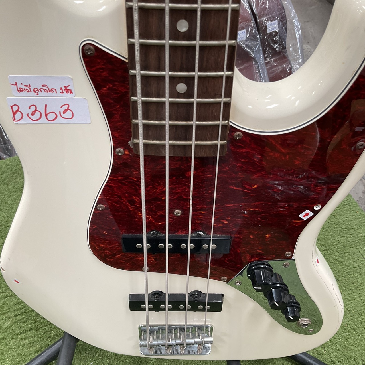 กีต้าร์เบส Legend