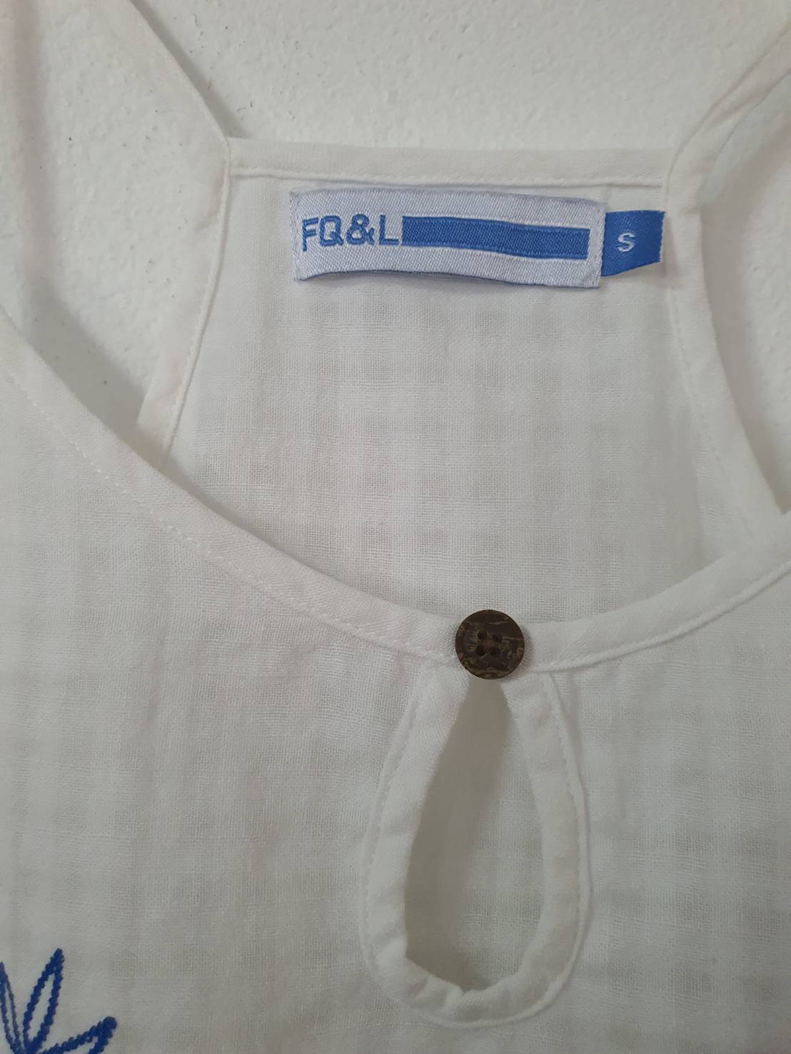 FF06312 เสื้อผ้ามือสอง สายเดี่ยว สีขาว แบรนด์ FQ&L อก 32 นิ้ว