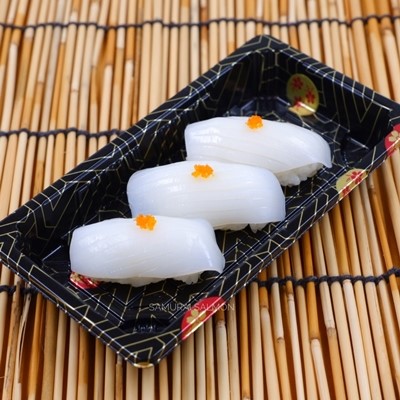 ซูชิหน้าปลาหมึกอิกะ - Ika Sushi (3 pcs.)