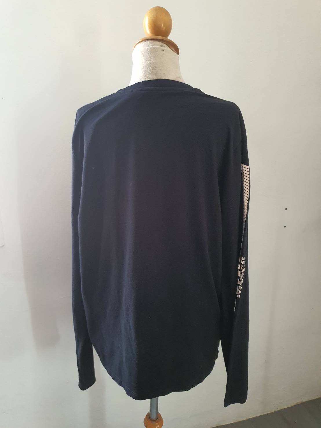 FF06075 เสื้อยืด สีดำ แขนยาว แบรนด์ Guess อก 44-46 นิ้ว