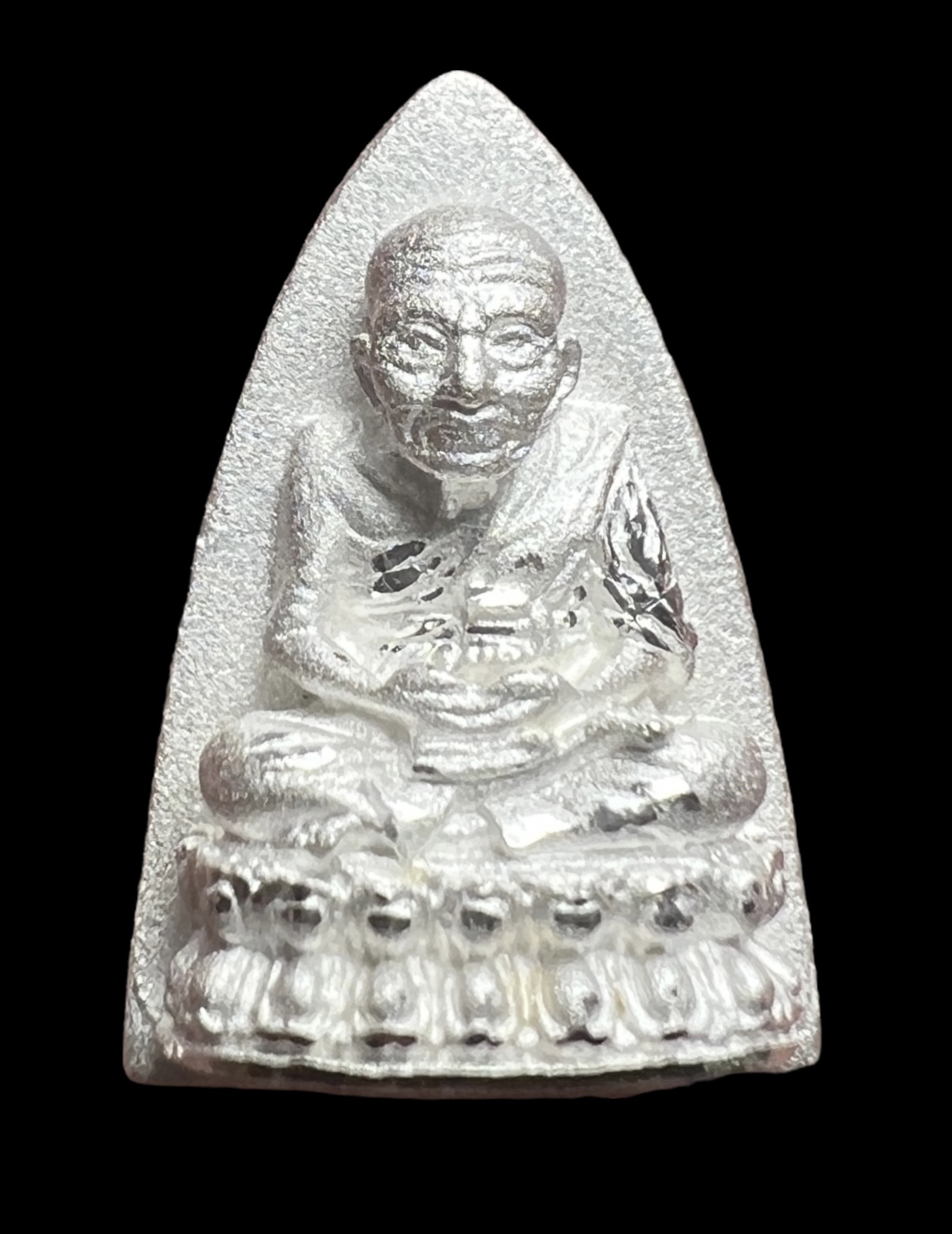 หลวงพ่อทวด พิมพ์เตารีด 104 ปี (พิมพ์ใหญ่, เนื้อเงินขัดเงา) Luang Pu Thuat 104 Year (Iron design, Big size , Silver) SKU-02360