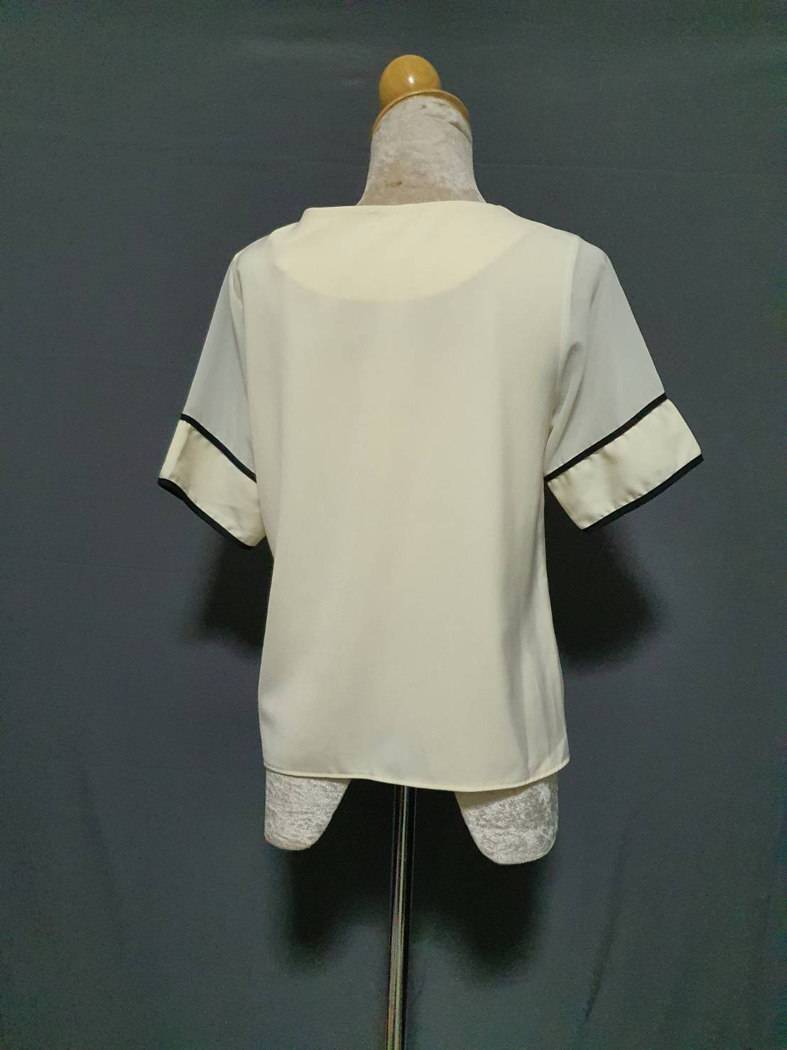 FF06072 เสื้อแฟชั่น มือสอง สีเหลืองอ่อน อก 35-36 นิ้ว