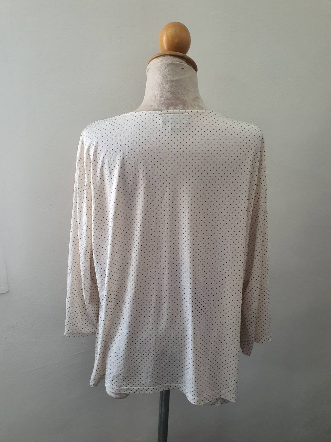 FF06161 เสื้อแฟชั่น คอถ่วง สีขาวลายจุดนูน แบรนด์ dressbarn อก 50-54 นิ้ว