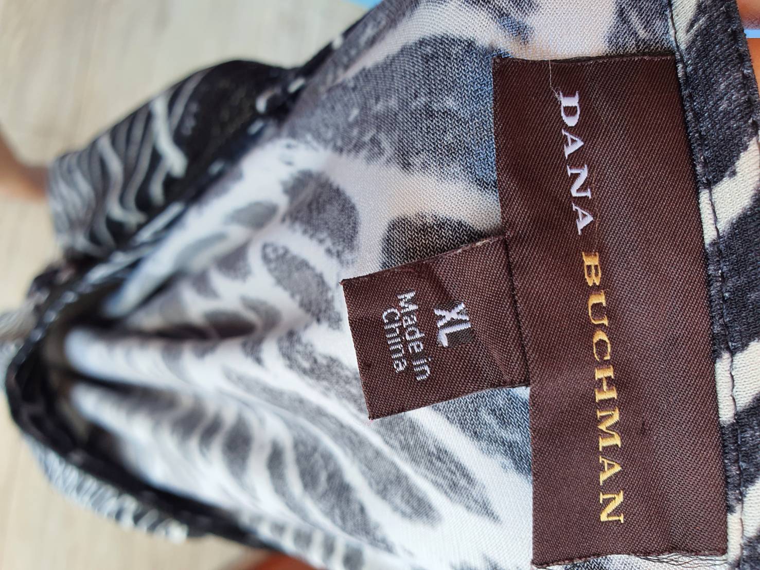 FF02456 เสื้อแฟชั่น ลายดำขาว มือสอง DANA BUCHMAN อก 46-50 นิ้ว