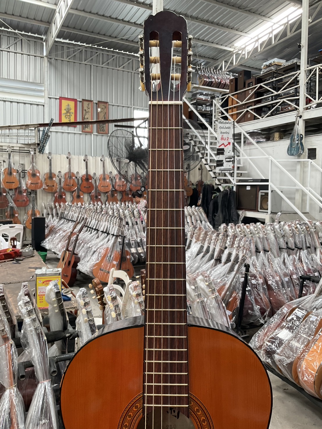 กีต้าร์คลาสสิค ยี่ห้อตามภาพ