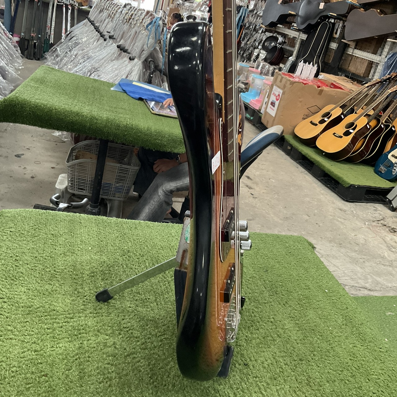 กีต้าร์เบส Mavis