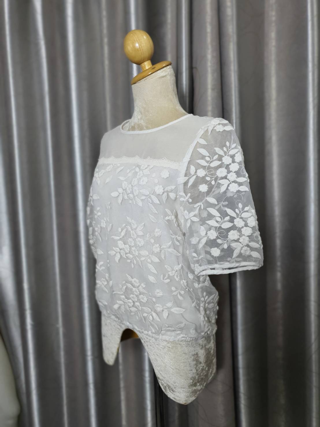 FF02308 เสื้อผ้ามือสอง สีขาว ลายปักดอกไม้นูน อก 35 นิ้ว