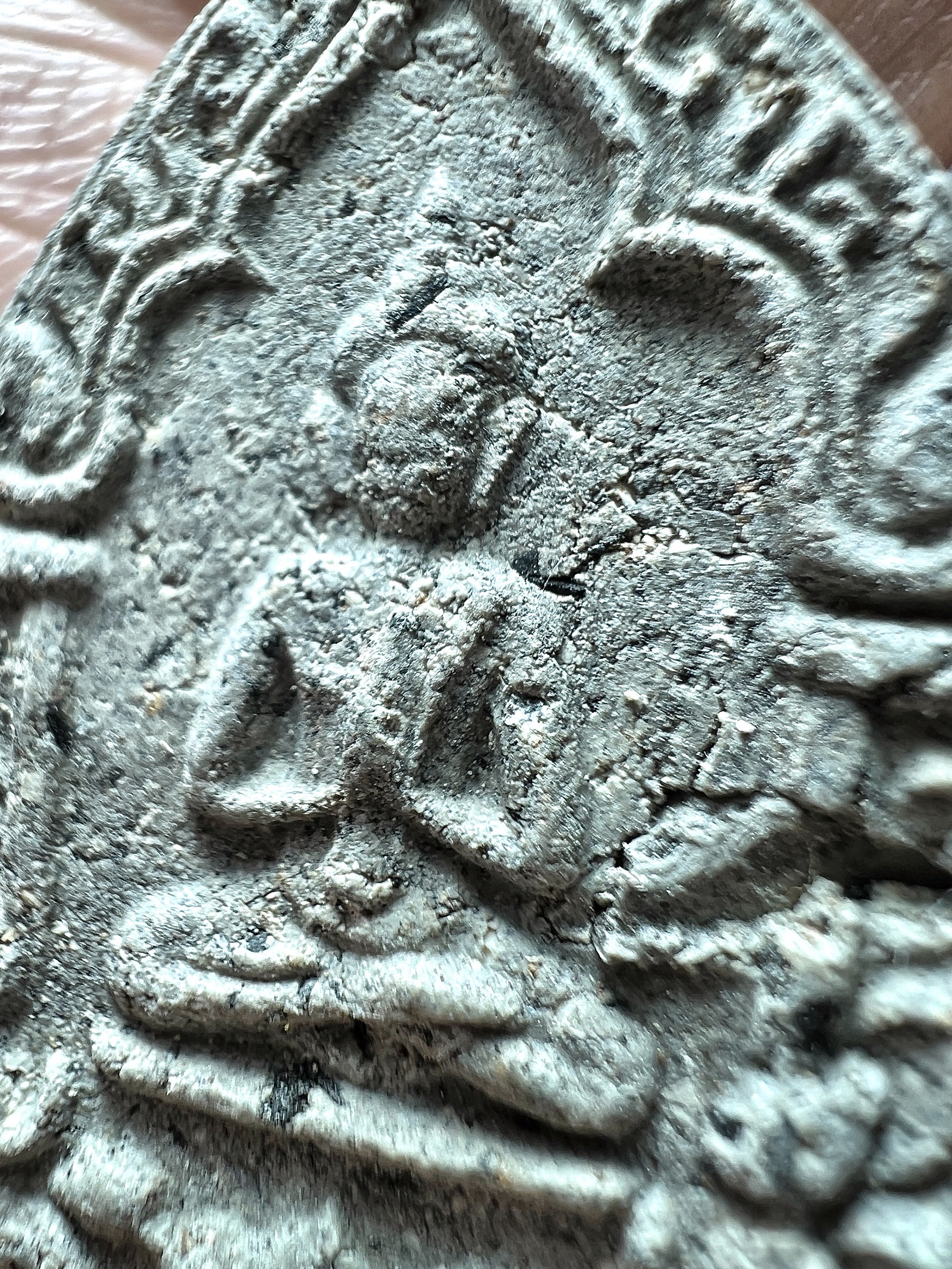 พระขุนแผนผงพิเศษ (พิมพ์ร่ายเวทย์เสกสามกุมาร,โค้ดพิเศษ) Mystic Powder Khun Phaen. (three Kuman Thong spellcasting style,special code) SKU-03987