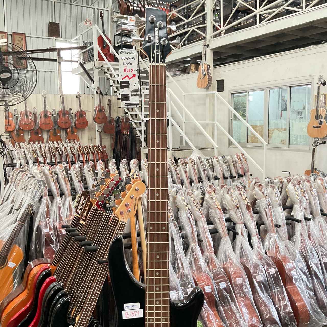 กีต้าร์เบส BUSKER'S