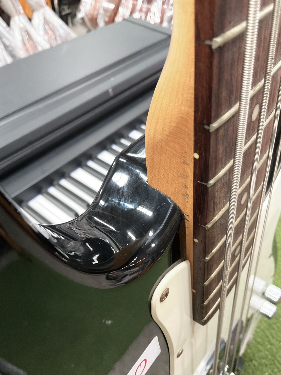 กีต้าร์เบส FORMESTAR