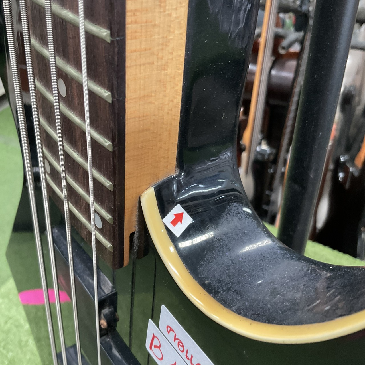 กีต้าร์เบส M