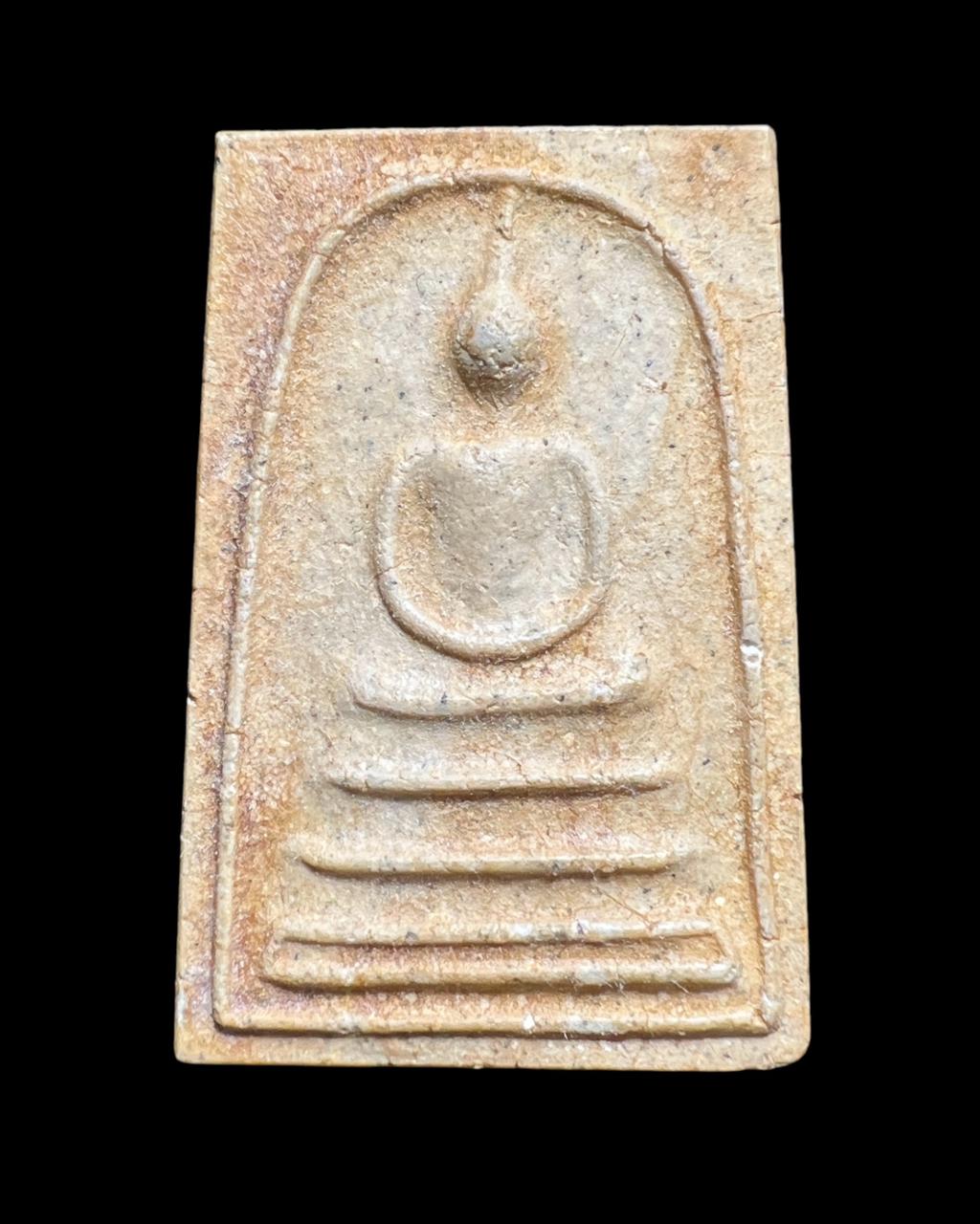 พระสมเด็จแช่น้ำมนต์ (หลังลายเซ็น, พิมพ์เส้นด้าย) Phra Somdej Soaked Holy Water (signature on the back, thread-like features model). SKU-03425