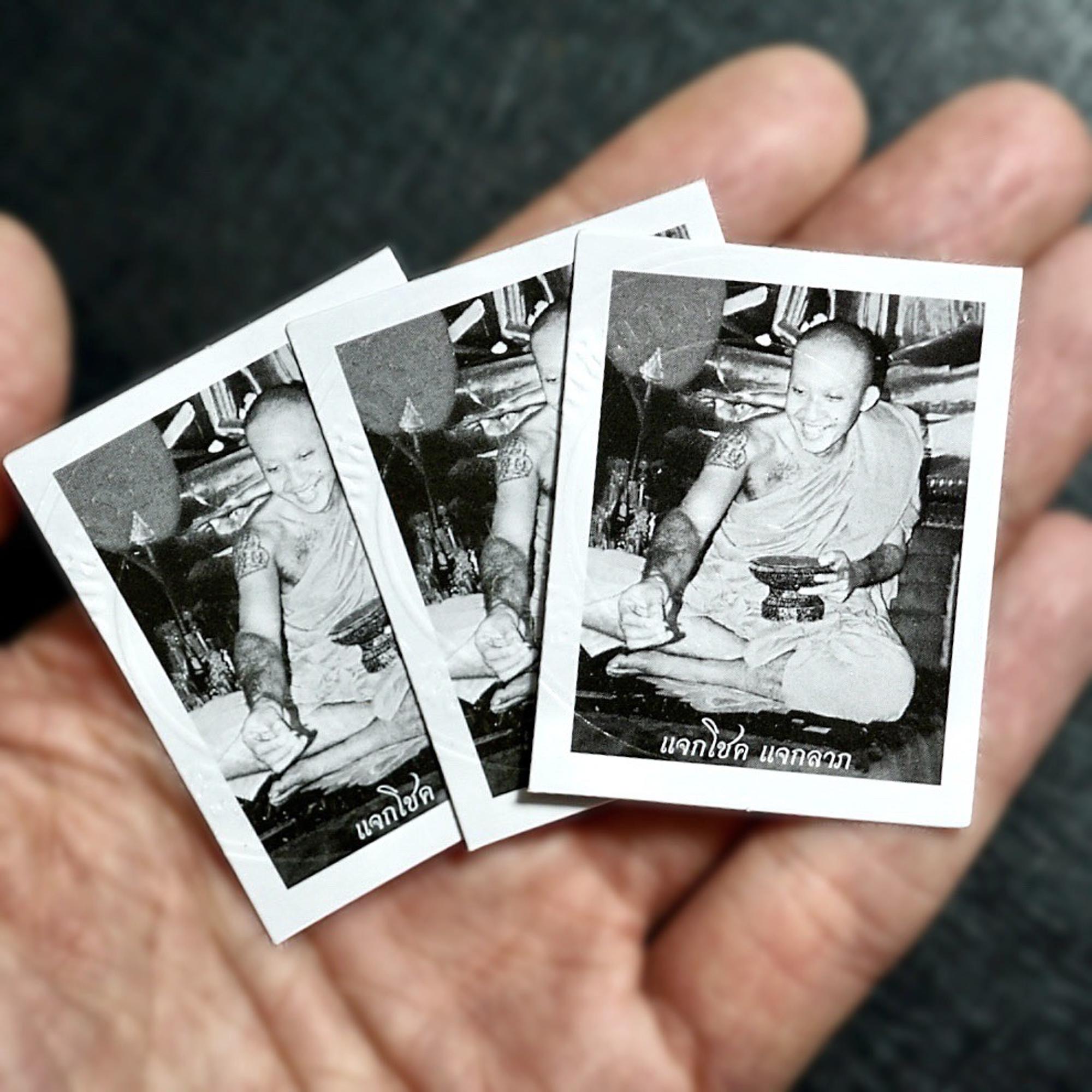 รูปถ่ายหลวงพ่อชำนาญ (รุ่น:แจกโชค แจกลาภ,สีขาว) Luang Por Chamnan Portrait. (series:grant luck,bestow wealth,white-colored version) SKU-03961