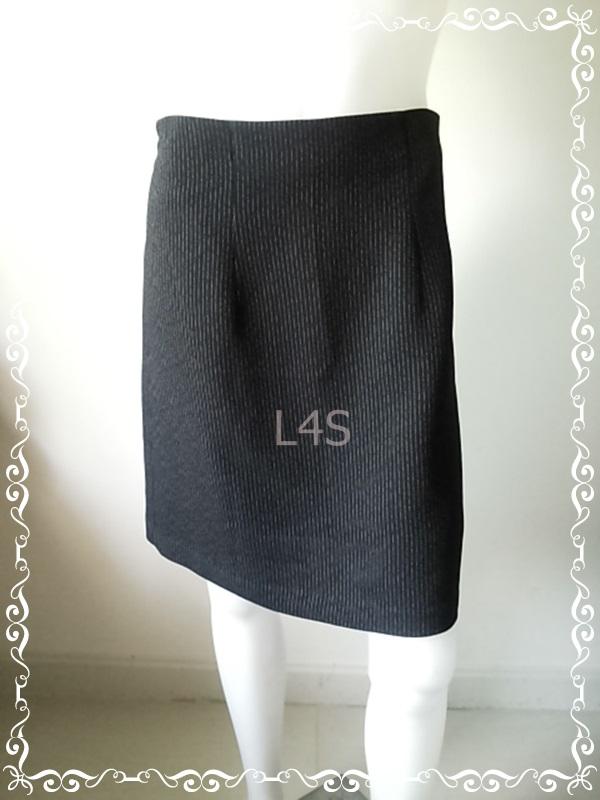 FF05999 กระโปรงผ้า สีดำลายทาง มือสอง เอว 30 นิ้ว