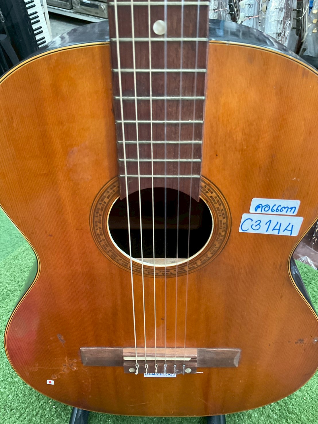 กีต้าร์คลาสสิค ยี่ห้อตามภาพ