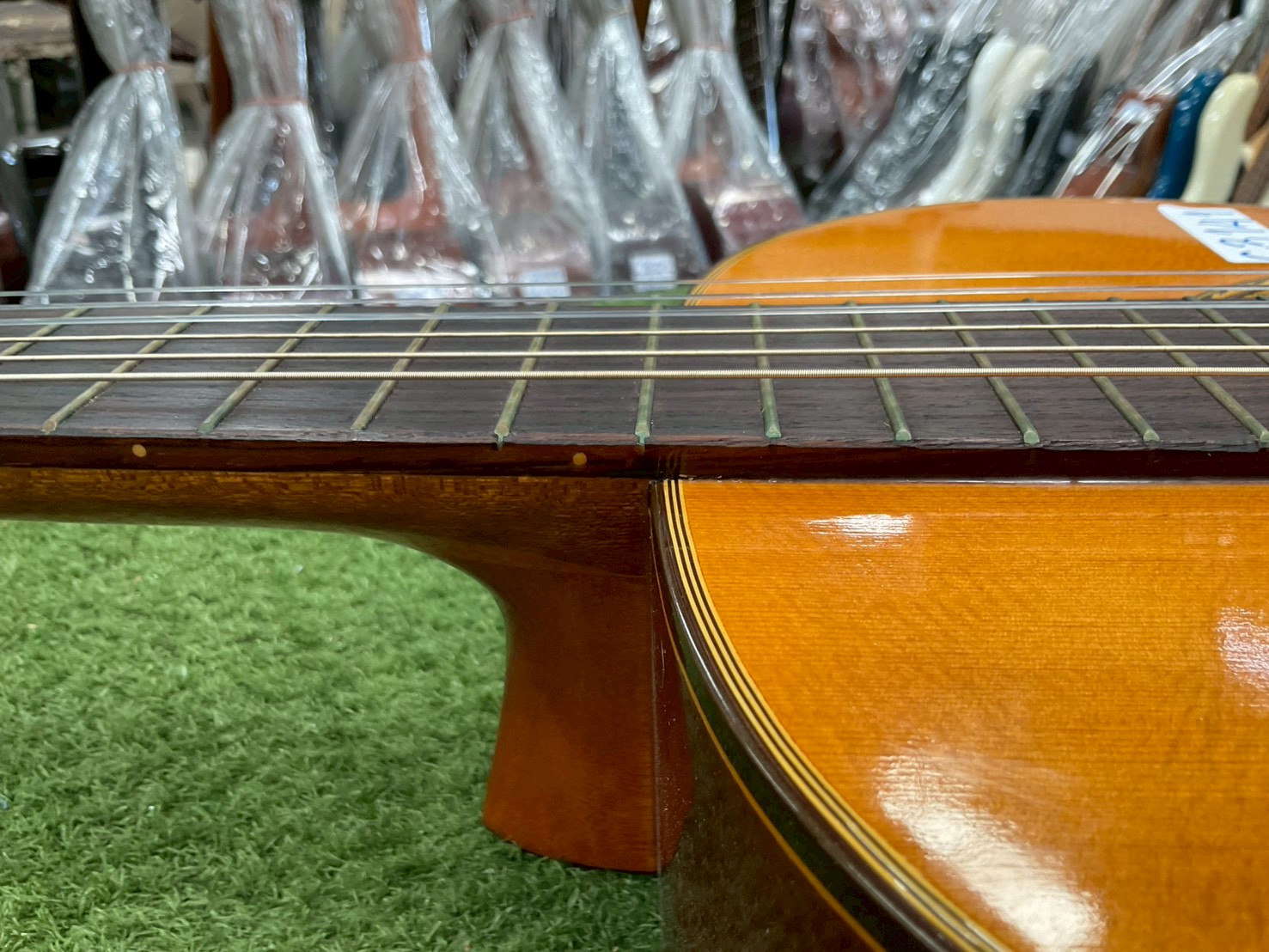 กีต้าร์คลาสสิค ยี่ห้อตามภาพ