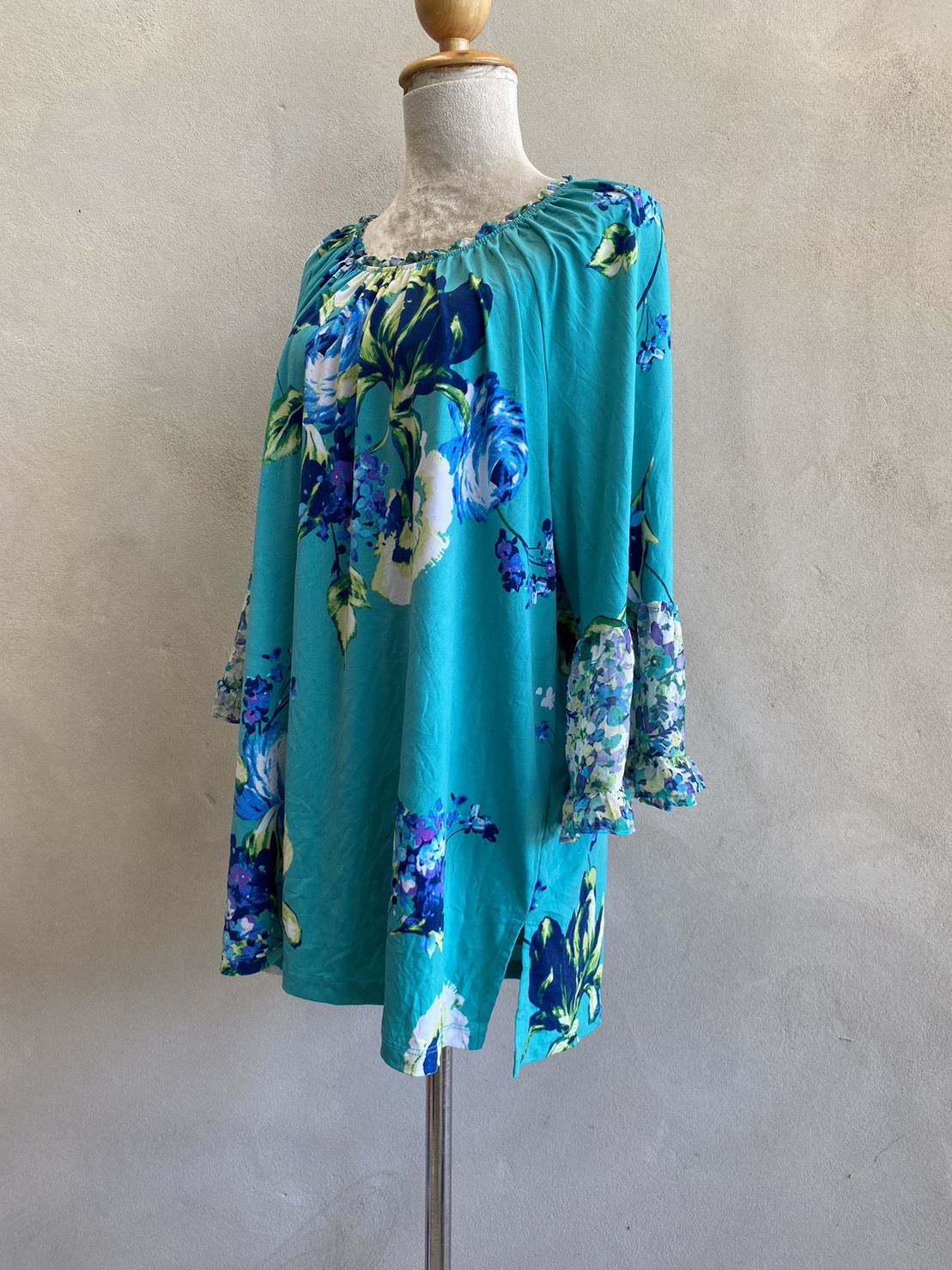 FF04858 เสื้อผ้ามือสอง สีฟ้า