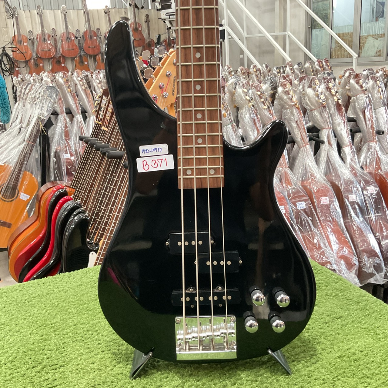 กีต้าร์เบส BUSKER'S