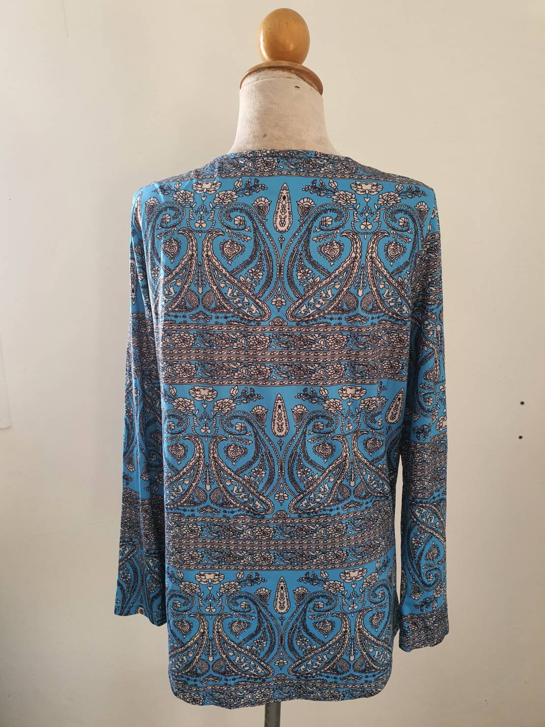 FF05815 เสื้อผ้ามือสอง สีฟ้า ลายวินเทจ อก 40-44 นิ้ว