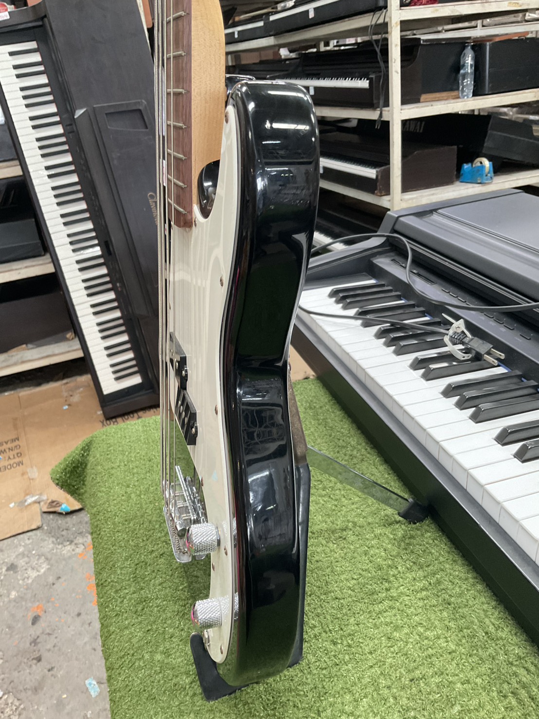 กีต้าร์เบส FORMESTAR