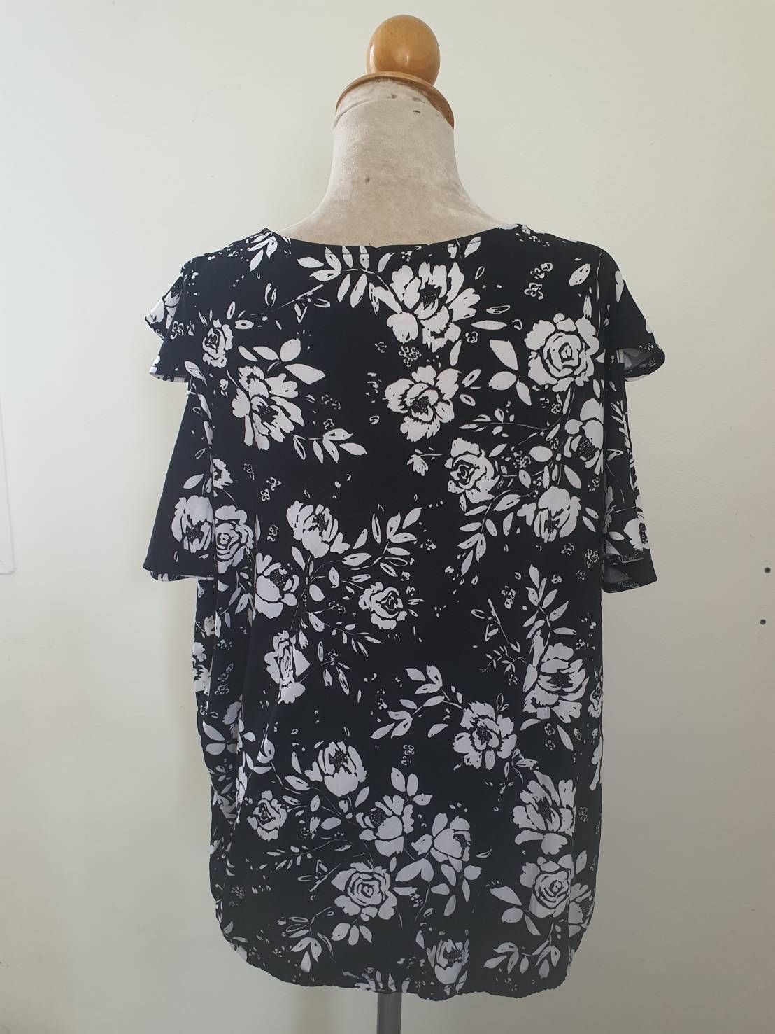 FF05304 เสื้อผ้ามือสอง ลายดอกไม้ สีดำ แบรนด์ AVON อก 48-52 นิ้ว