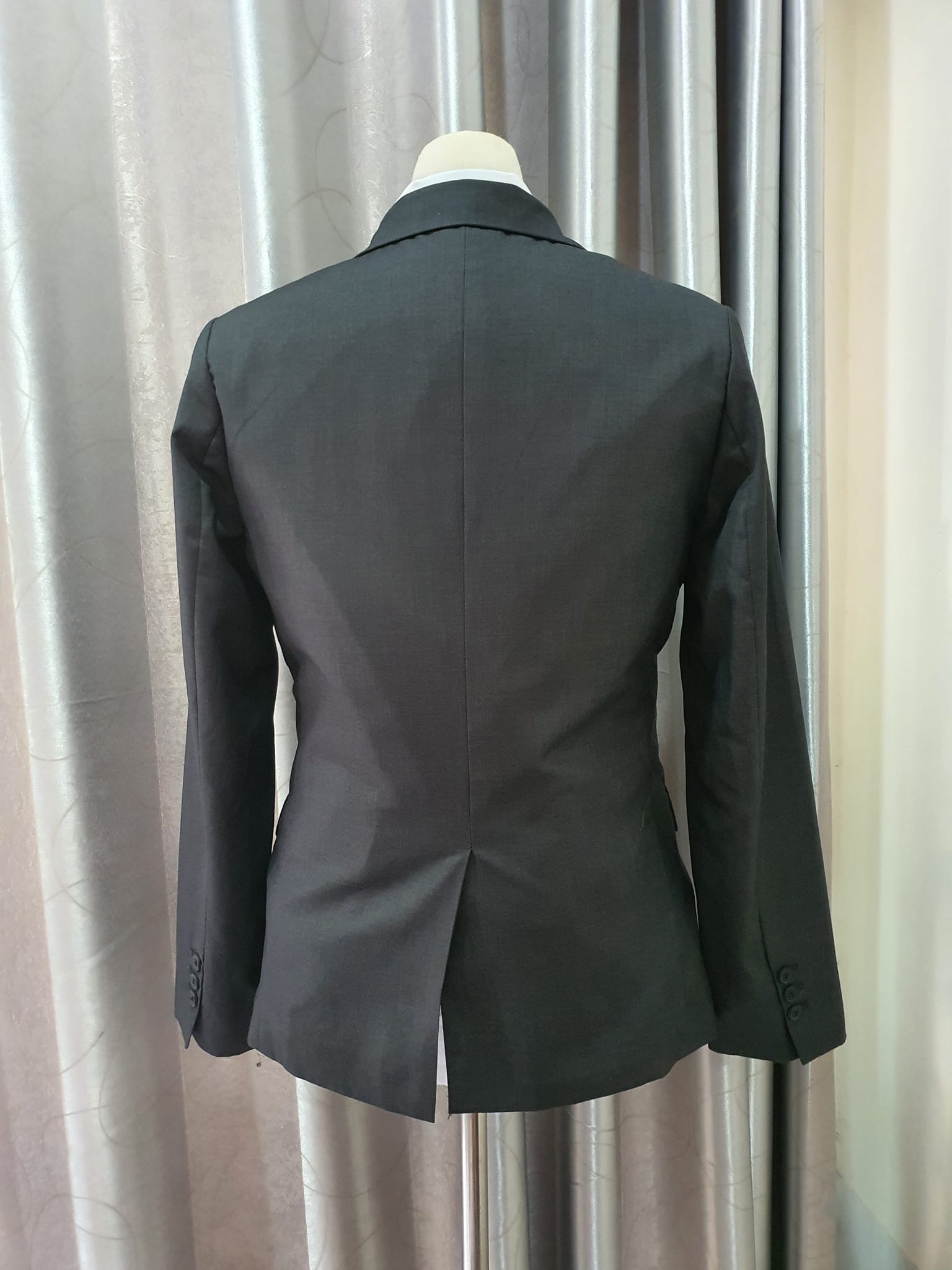 Suit0013 เสื้อสูท นำเข้า มือสอง สีเทาเข้ม Reshell อก 36 นิ้ว
