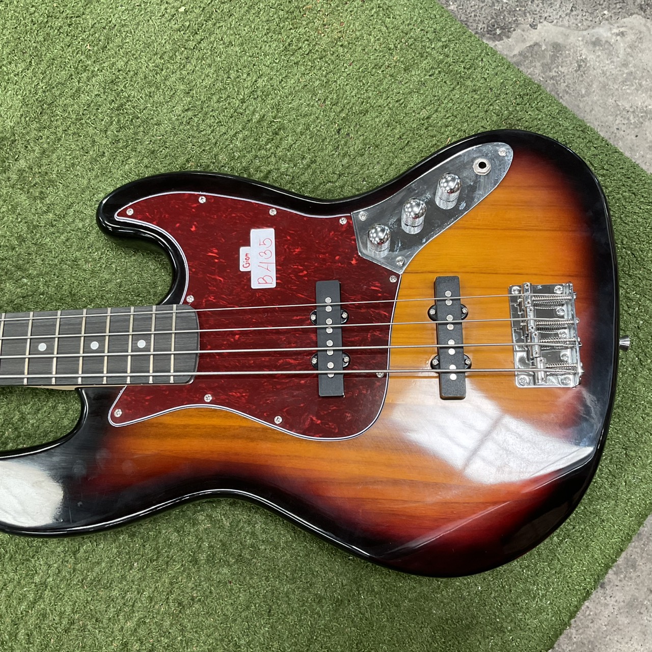 กีต้าร์เบส Gion