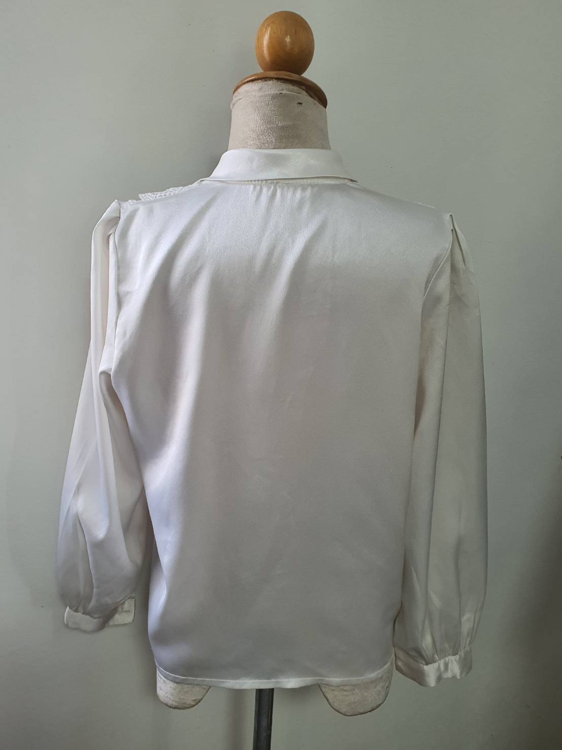 FF06303 เสื้อผ้ามือสอง สีขาว ประดับด้วยลูกไม้ อก 38 นิ้ว