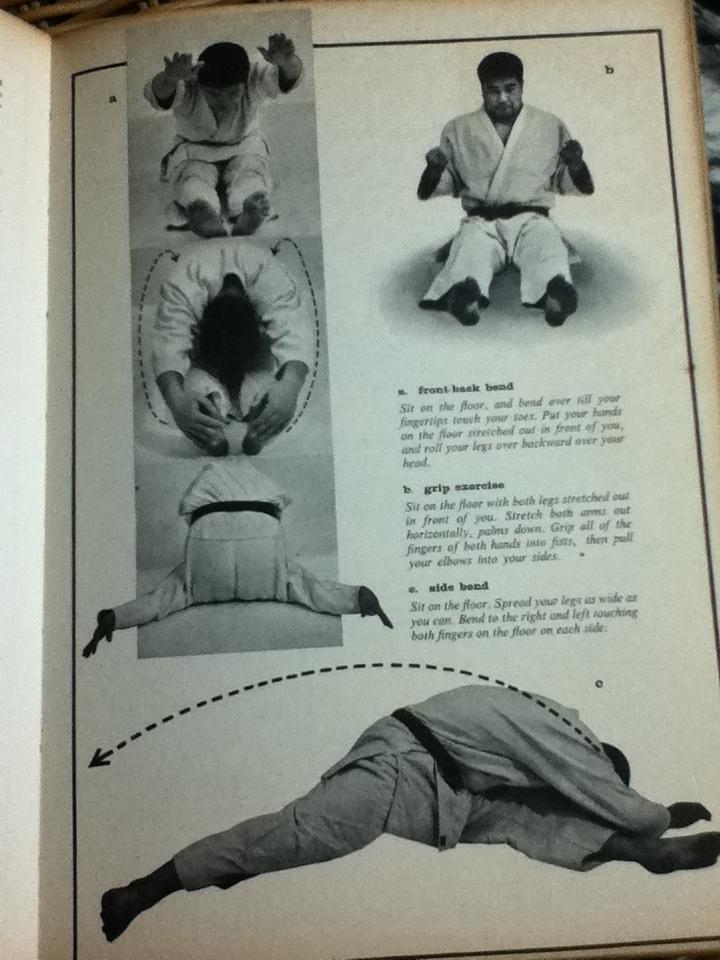 Judo in Action grappling techniques and throwing techniques รวม 2 เล่ม/ Kazuzo Kudo