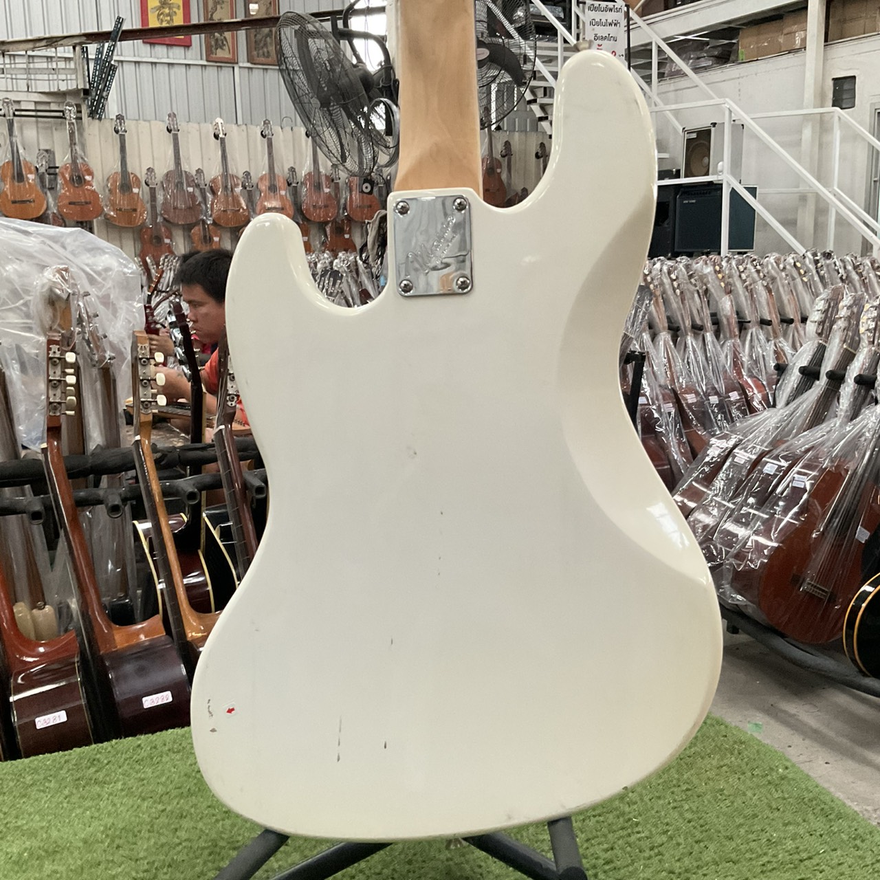 กีต้าร์เบส Mavis