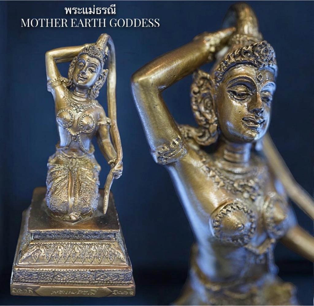 พระแม่ธรณี (องค์บูชา, รมดำ, กว้าง 3 นิ้ว) Mother Earth Goddess (Altar Statue, Black Plated, Width 3 inches). SKU-03291