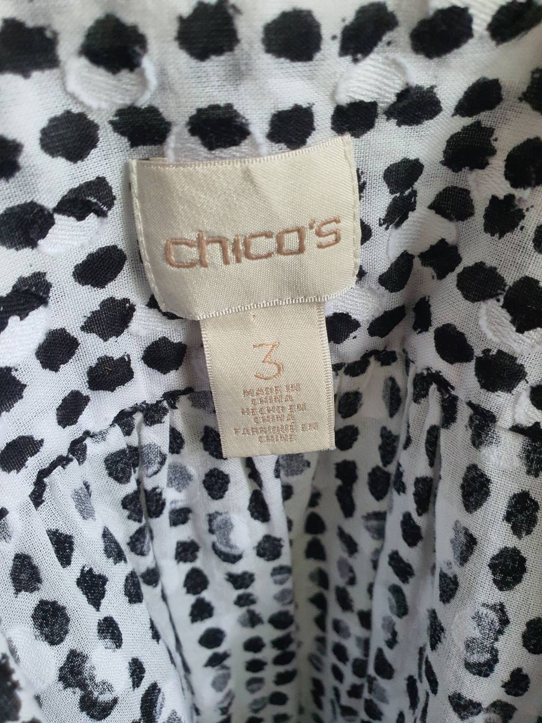 FF06219 เสื้อเชิ้ต สีขาวลายจุด แบรนด์ chico's อก 44 นิ้ว
