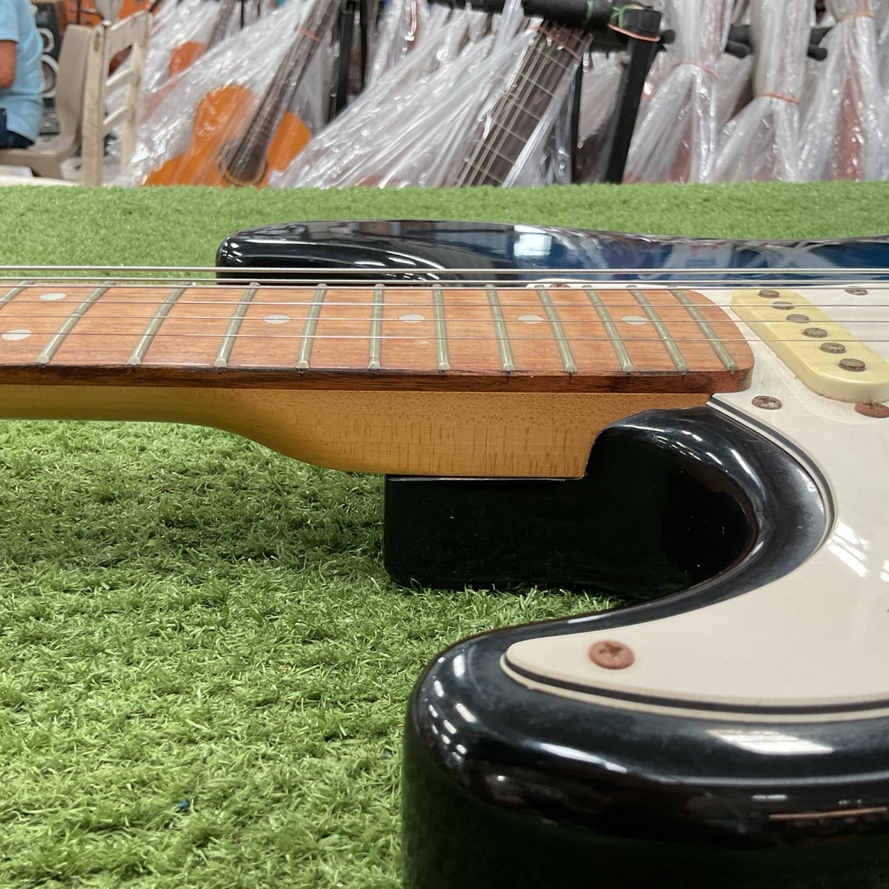 กีต้าร์ไฟฟ้า FORMESTAR (สำหรับมือซ้าย)