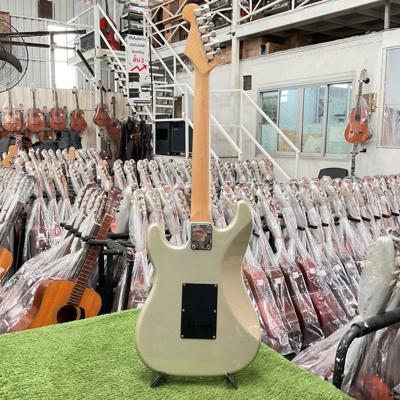 กีต้าร์ไฟฟ้า Mavis