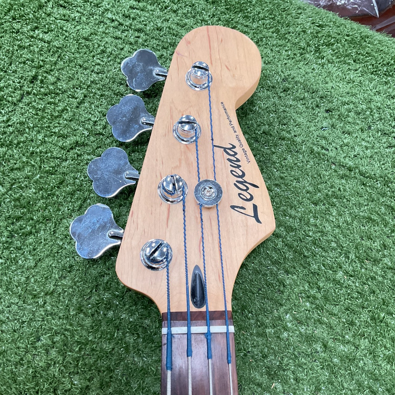 กีต้าร์เบส Legend