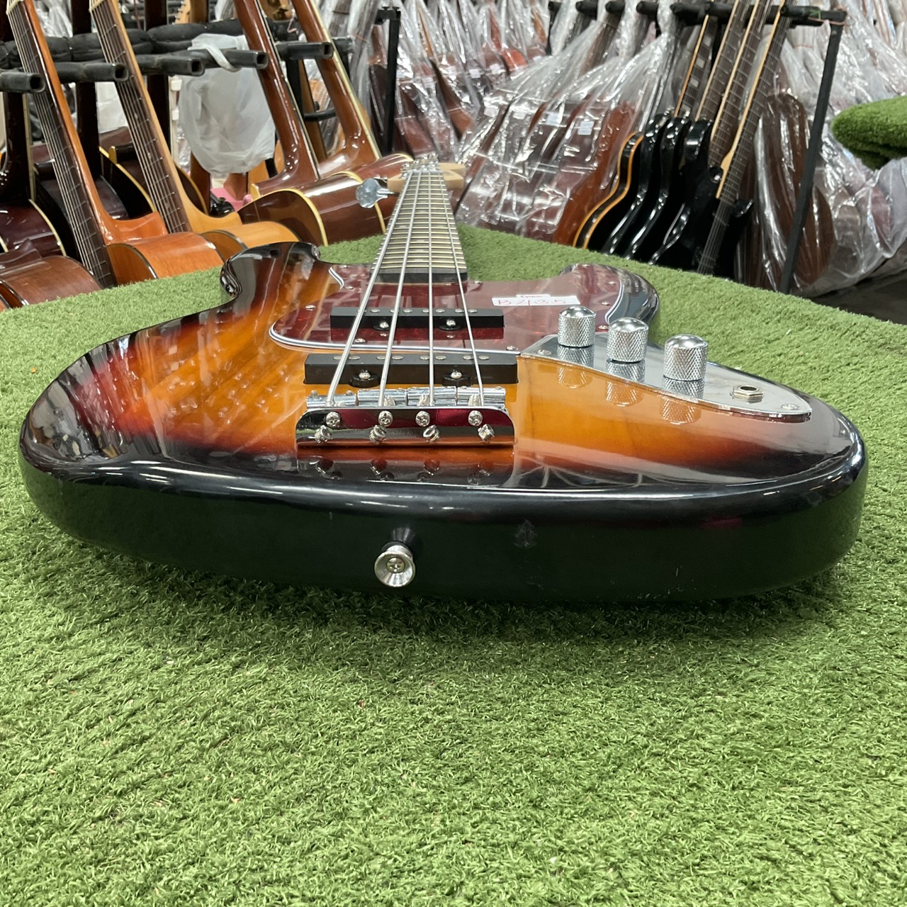 กีต้าร์เบส Gion