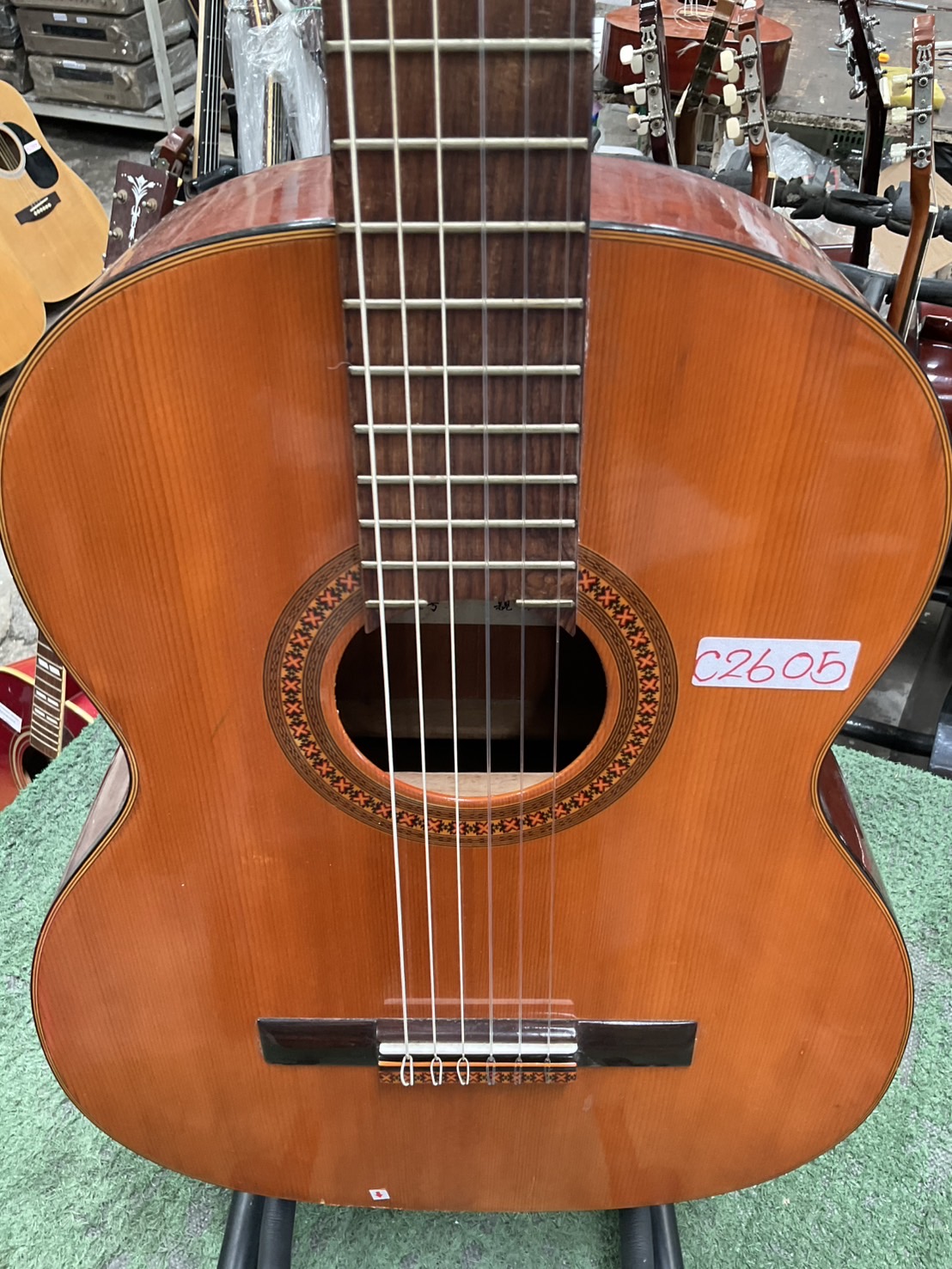 กีต้าร์คลาสสิค ยี่ห้อตามภาพ