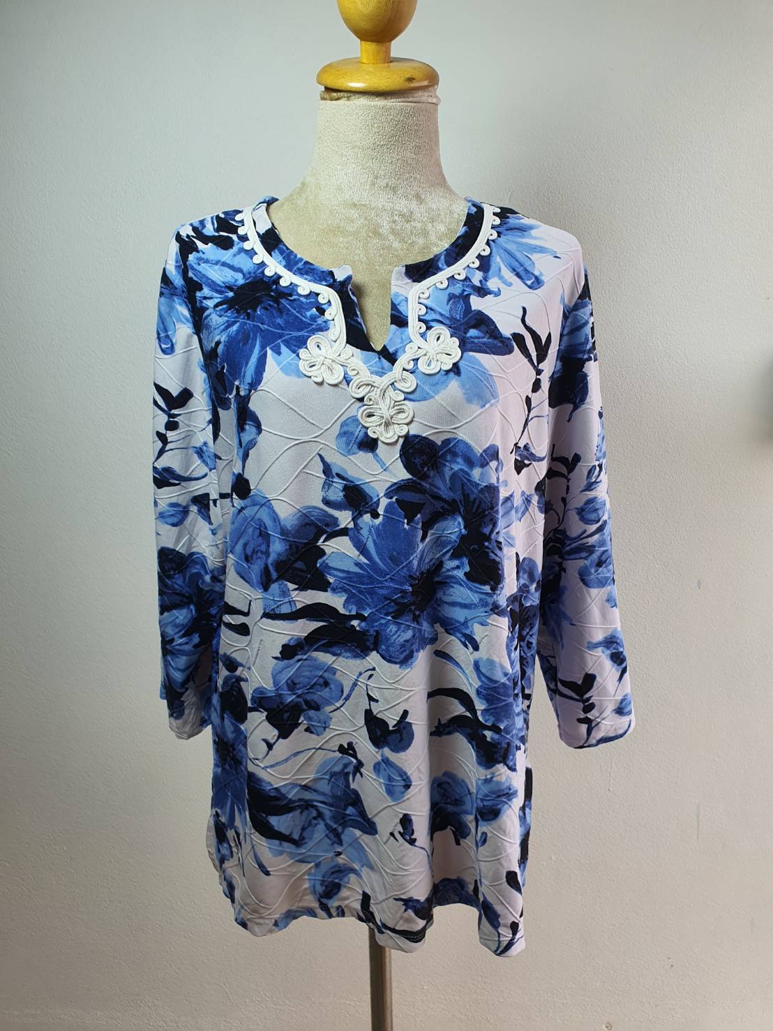 FF04096 เสื้อผ้ามือสอง สีฟ้าลายขาว แบรนด์ TANJAY อก 44-48 นิ้ว