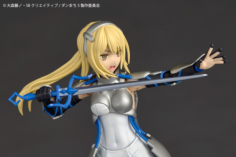 Revoltech Is It Wrong to Try to Pick Up Girls in a Dungeon? Ais Wallenstein(Pre-order)