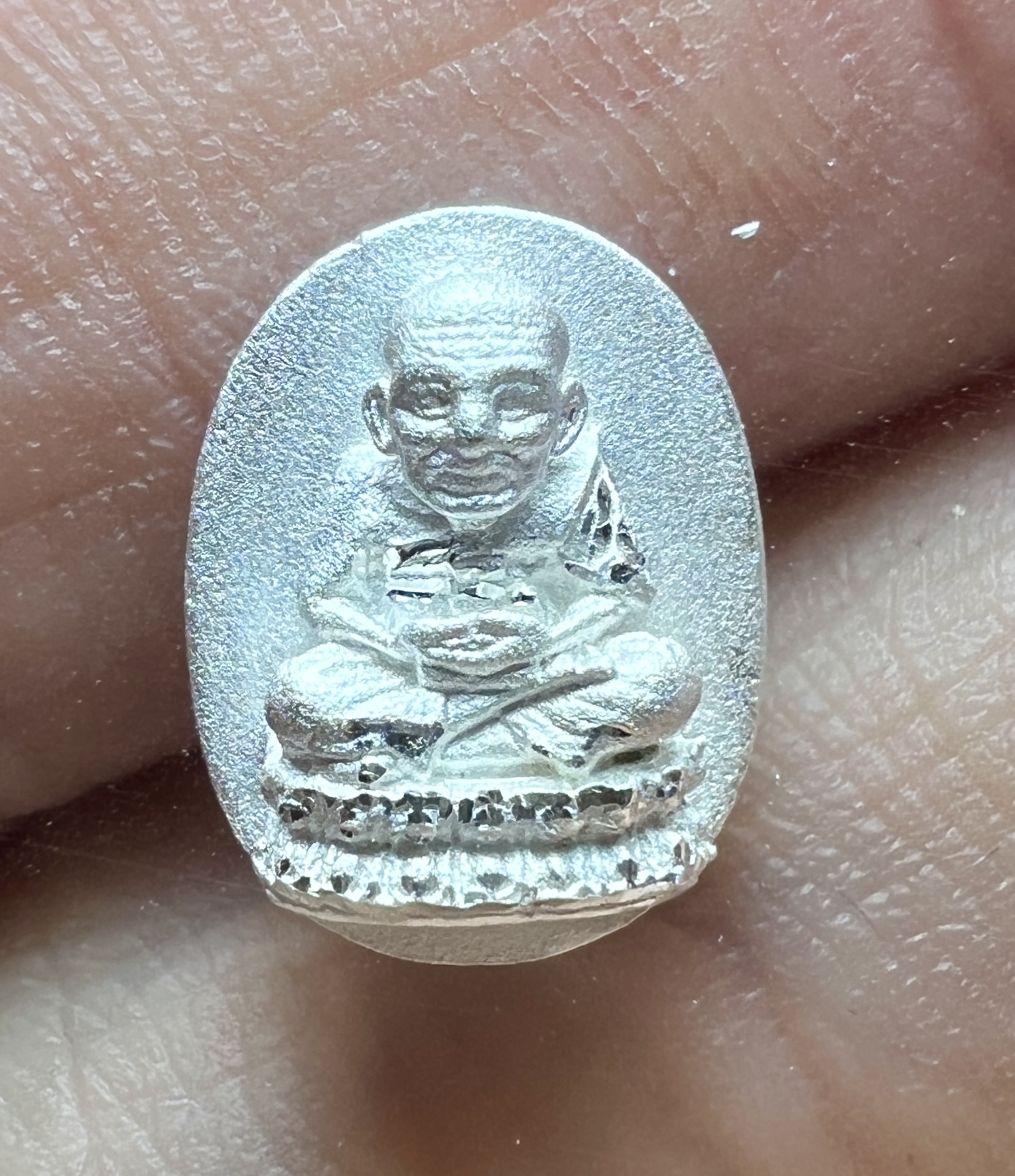 หลวงพ่อทวด พิมพ์รูปไข่เล็ก (เนื้อเงินขัดเงา) Luang Pu Thuat coin (Ellipse, Sliver) SKU-01988